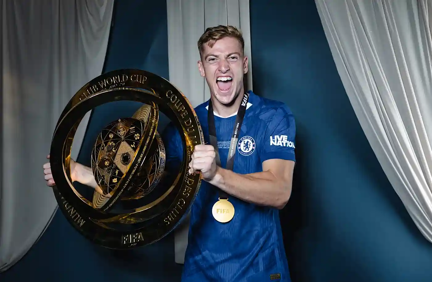 ดีแล็ปยิ้มเปิดตัวสวยเชื่อมั่นชูโทรฟี่กับสิงห์อีก